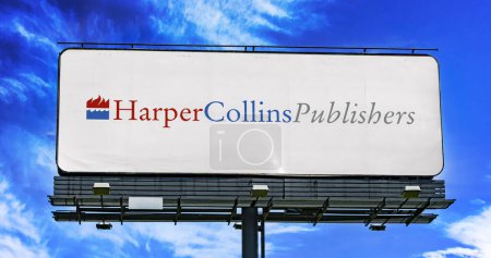 Foto de POZNAN, POL - 23 ENE 2024: Cartelera publicitaria que muestra el logotipo de HarperCollins Publishers, una editorial angloamericana - Imagen libre de derechos