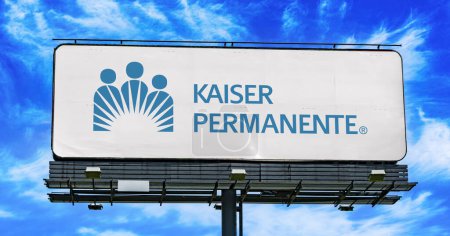 Téléchargez les photos : POZNAN, POL - JAN 23, 2024 : Panneau publicitaire affichant le logo de Kaiser Permanente, un consortium intégré de soins gérés, basé à Oakland, Californie, États-Unis - en image libre de droit