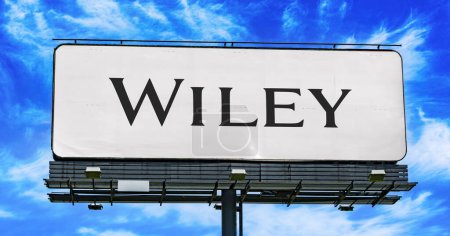 Téléchargez les photos : POZNAN, POL - JAN 23, 2024 : Panneau publicitaire affichant le logo de Wiley, une multinationale de l'édition qui se concentre sur l'édition académique et le matériel pédagogique - en image libre de droit