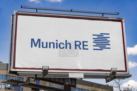 Foto de POZNAN, POL - 23 ENE 2024: Cartelera publicitaria que muestra el logotipo de Munich Re Group, una compañía multinacional alemana de seguros con sede en Munich, Alemania - Imagen libre de derechos