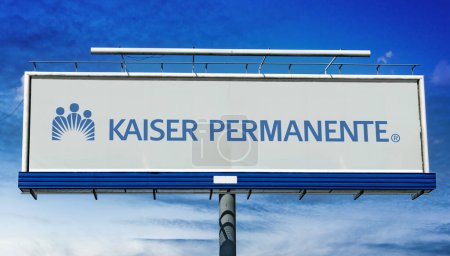 Téléchargez les photos : POZNAN, POL - JAN 23, 2024 : Panneau publicitaire affichant le logo de Kaiser Permanente, un consortium intégré de soins gérés, basé à Oakland, Californie, États-Unis - en image libre de droit