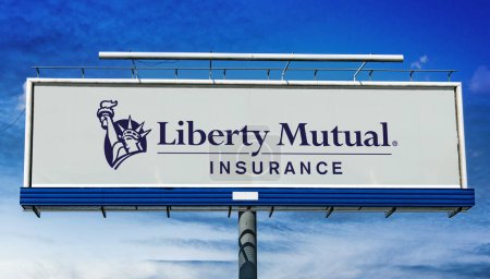 Téléchargez les photos : POZNAN, POL - JAN 23, 2024 : Panneau publicitaire affichant le logo de Liberty Mutual Group, un assureur mondial diversifié américain - en image libre de droit