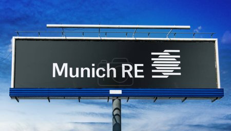Foto de POZNAN, POL - 23 ENE 2024: Cartelera publicitaria que muestra el logotipo de Munich Re Group, una compañía multinacional alemana de seguros con sede en Munich, Alemania - Imagen libre de derechos