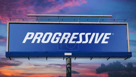 Téléchargez les photos : POZNAN, POL - JAN 23, 2024 : Panneau publicitaire affichant le logo de The Progressive Corporation, une compagnie d'assurance américaine - en image libre de droit