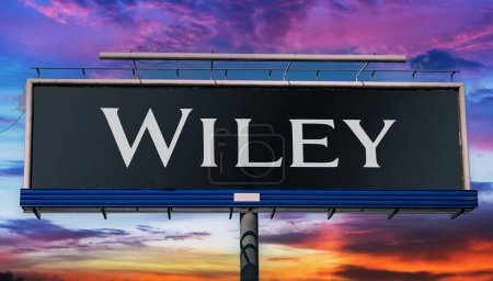 Téléchargez les photos : POZNAN, POL - JAN 23, 2024 : Panneau publicitaire affichant le logo de Wiley, une multinationale de l'édition qui se concentre sur l'édition académique et le matériel pédagogique - en image libre de droit