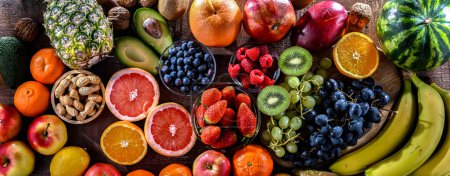 Foto de Productos alimenticios que representan la dieta frutal. Fruitarismo - Imagen libre de derechos