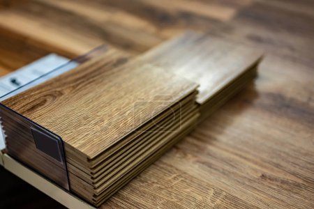 Téléchargez les photos : Panneaux de plancher mis en vente dans un magasin d'amélioration de la maison - en image libre de droit