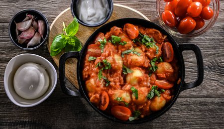 Foto de Gnocchi de tomate cremoso con burrata, albahaca y ajo. - Imagen libre de derechos