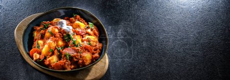 Foto de Gnocchi de tomate cremoso con burrata, albahaca y ajo. - Imagen libre de derechos