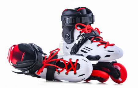 Téléchargez les photos : Une paire de patins à roues alignées isolés sur fond blanc
. - en image libre de droit