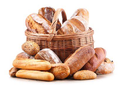 Foto de Cesta de mimbre con productos de panadería variados, incluyendo panecillos y panecillos sobre fondo blanco - Imagen libre de derechos