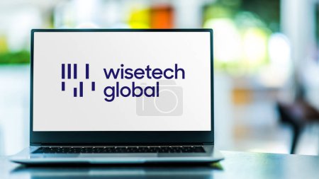 Téléchargez les photos : POZNAN, POL - 9 février 2024 : Ordinateur portable affichant le logo de WiseTech Global, une entreprise qui développe des solutions logicielles basées sur le cloud pour les industries de la logistique. - en image libre de droit