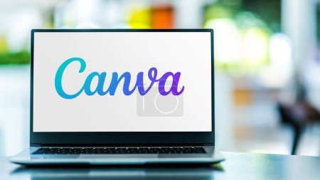 Foto de POZNAN, POL - 9 de FEB de 2024: Computadora portátil que muestra el logotipo de Canva, una aplicación de diseño gráfico en línea para crear gráficos y presentaciones en redes sociales - Imagen libre de derechos