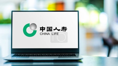 Foto de POZNAN, POL - 23 ENE 2024: Computadora portátil que muestra el logotipo de China Life Insurance Company Limited - Imagen libre de derechos