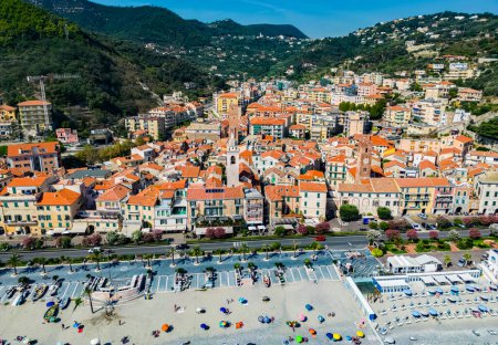 Luftaufnahme von Noli an der italienischen Riviera in der Provinz Savona, Ligurien, Italien