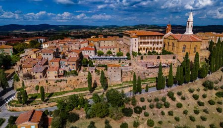 Luftaufnahme von Pienza, einer Stadt in der Provinz Siena, Toskana, in der historischen Region Val d 'Orcia, Italien. UNESCO-Weltkulturerbe