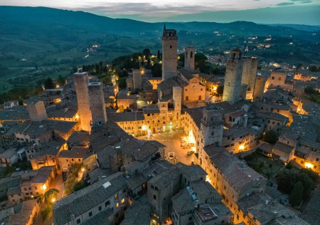 Téléchargez les photos : Vue aérienne de San Gimignano, une ville fortifiée de colline médiévale dans la province de Sienne, Toscane, Ital - en image libre de droit