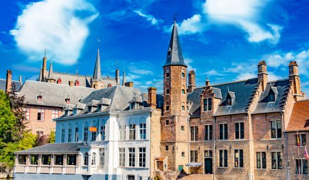 Foto de BRUGES, BÉLGICA - 22 AGO 2022: Arquitectura de la histórica ciudad de Brujas en la región flamenca de Bélgica - Imagen libre de derechos