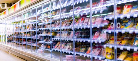 Téléchargez les photos : LEUVEN, BELGIQUE - 26 AOÛT 2022 : Produits alimentaires exposés dans un réfrigérateur commercial au supermarché - en image libre de droit