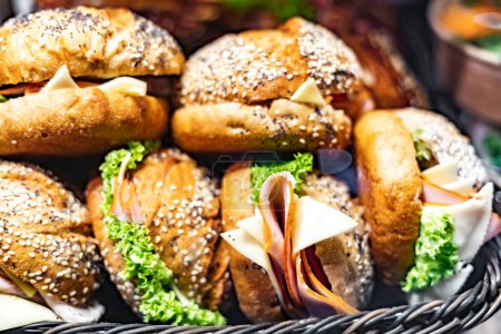 Téléchargez les photos : Sandwichs fraîchement préparés vendus dans un restaurant de restauration rapide. - en image libre de droit