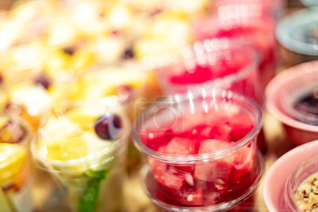 Foto de Ensaladas de frutas pre-empaquetadas exhibidas en un refrigerador comercial - Imagen libre de derechos