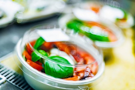 Téléchargez les photos : Repas prêts-à-manger préemballés dans un réfrigérateur commercial - en image libre de droit