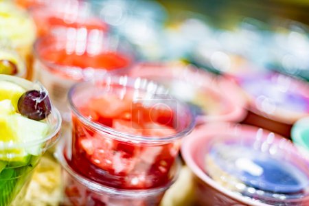 Foto de Ensaladas de frutas pre-empaquetadas exhibidas en un refrigerador comercial - Imagen libre de derechos
