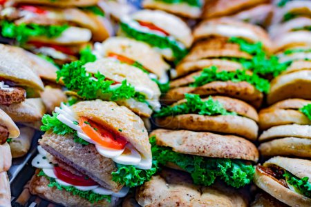 Téléchargez les photos : Sandwichs fraîchement préparés vendus dans un restaurant de restauration rapide. - en image libre de droit