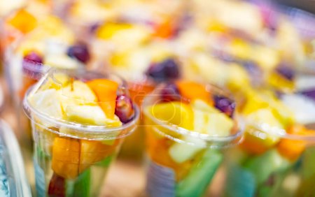 Téléchargez les photos : Salades de fruits préemballées exposées dans un réfrigérateur commercial. - en image libre de droit
