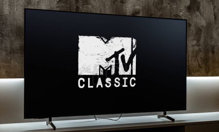 Téléchargez les photos : POZNAN, POL - MAR 01, 2024 : Téléviseur à écran plat affichant le logo de MTV Classic, un réseau américain de télévision payante appartenant à Paramount Media Networks - en image libre de droit