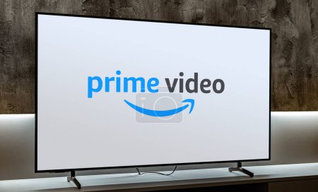 Téléchargez les photos : POZNAN, POL - MAR 01, 2024 : Téléviseur à écran plat affichant le logo de Prime Video, un service de streaming et de location de vidéos par abonnement sur demande d'Amazon - en image libre de droit