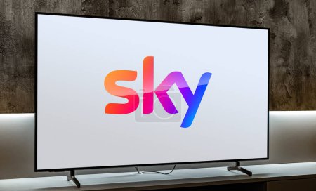 Foto de POZNAN, POL - 01 MAR 2024: Televisor de pantalla plana con el logotipo de Sky, una empresa británica de radiodifusión y telecomunicaciones que ofrece servicios de televisión e Internet de banda ancha - Imagen libre de derechos