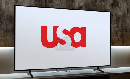 Téléchargez les photos : POZNAN, POL - MAR 01, 2024 : Téléviseur à écran plat affichant le logo de USA Network, une chaîne de télévision payante américaine appartenant au NBCUniversal Cable Entertainment Group - en image libre de droit