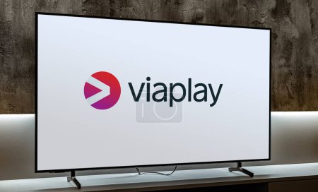 Téléchargez les photos : POZNAN, POL - MAR 01, 2024 : Télévision à écran plat affichant le logo de Viaplay est un service suédois de streaming vidéo détenu par Viaplay Group - en image libre de droit
