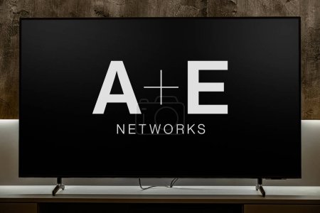 Foto de POZNAN, POL - 04 de FEB de 2020: TV de pantalla plana con el logotipo de A & E Networks, una empresa multinacional de radiodifusión - Imagen libre de derechos