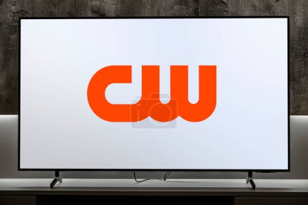 Téléchargez les photos : POZNAN, POL - MAR 01, 2024 : Téléviseur à écran plat affichant le logo de The CW Television Network, un réseau américain de télévision en clair de langue anglaise exploité par The CW Network, LLC - en image libre de droit