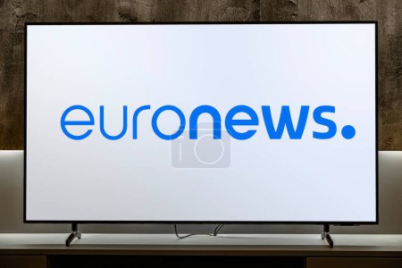 Téléchargez les photos : POZNAN, POL - MAR 01, 2024 : Téléviseur à écran plat affichant le logo d'Euronews, une chaîne de télévision européenne basée à Bruxelles, Belgique - en image libre de droit