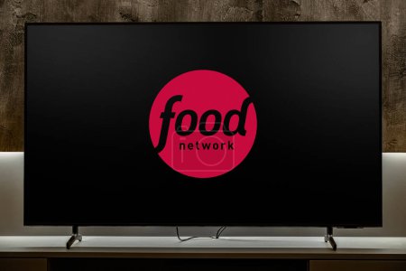 Foto de POZNAN, POL - 01 MAR 2024: Televisor de pantalla plana con el logotipo de Food Network, un canal de cable básico estadounidense propiedad de Television Food Network, G.P. - Imagen libre de derechos