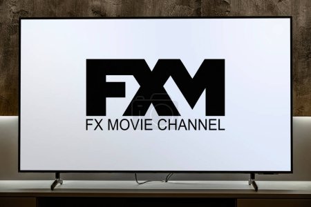Téléchargez les photos : POZNAN, POL - MAR 01, 2024 : Téléviseur à écran plat affichant le logo de FX Movie Channel, une chaîne de télévision payante américaine détenue par FX Networks, LLC - en image libre de droit