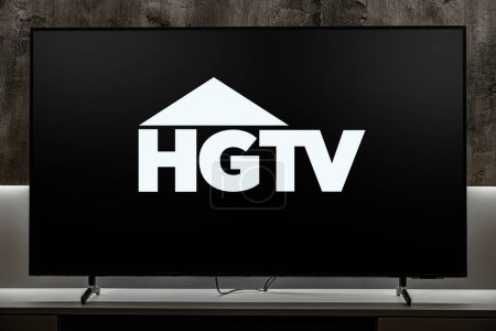 Téléchargez les photos : POZNAN, POL - MAR 01, 2024 : Téléviseur à écran plat affichant le logo de HGTV (Home & Garden Television), une chaîne de télévision payante américaine détenue par Discovery, Inc. - en image libre de droit