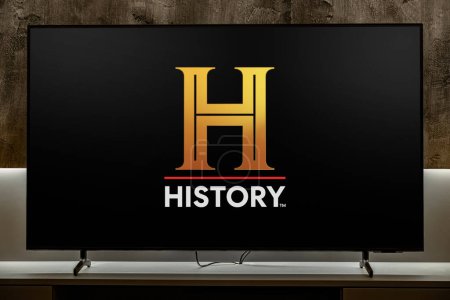 Foto de POZNAN, POL - 01 MAR 2024: Televisor de pantalla plana que muestra el logotipo de History, una red de televisión de pago propiedad de A + E Networks - Imagen libre de derechos