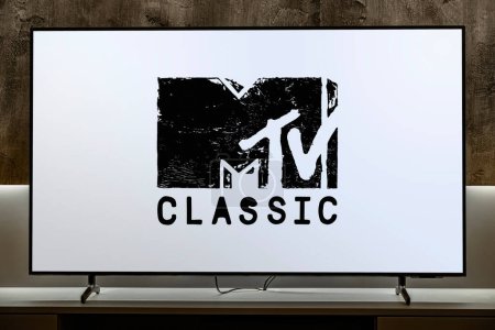Foto de POZNAN, POL - 01 MAR 2024: Televisor de pantalla plana con el logotipo de MTV Classic, una cadena de televisión de pago estadounidense propiedad de Paramount Media Networks - Imagen libre de derechos