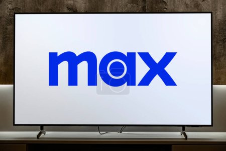 Foto de POZNAN, POL - 01 MAR 2024: Televisor de pantalla plana que muestra el logotipo de Max, un servicio de transmisión de vídeo de suscripción estadounidense bajo demanda - Imagen libre de derechos