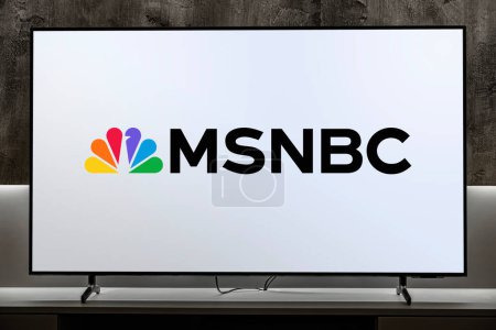 Téléchargez les photos : POZNAN, POL - MAR 01, 2024 : Téléviseur à écran plat affichant le logo de MSNBC, une chaîne américaine de télévision payante par câble basée à New York - en image libre de droit
