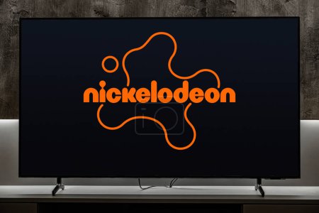 Foto de POZNAN, POL - 01 MAR 2024: Televisor de pantalla plana con el logotipo de Nickelodeon, un canal de televisión de pago estadounidense - Imagen libre de derechos