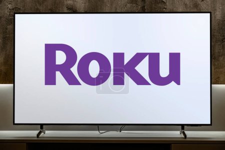 Foto de POZNAN, POL - 01 MAR 2024: Televisor de pantalla plana con el logotipo de Roku, una marca de sistemas operativos de televisión inteligente, televisores inteligentes, dispositivos de transmisión y productos para el hogar y el audio inteligentes de Roku, Inc - Imagen libre de derechos
