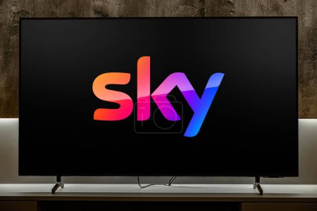 Foto de POZNAN, POL - 01 MAR 2024: Televisor de pantalla plana con el logotipo de Sky, una empresa británica de radiodifusión y telecomunicaciones que ofrece servicios de televisión e Internet de banda ancha - Imagen libre de derechos