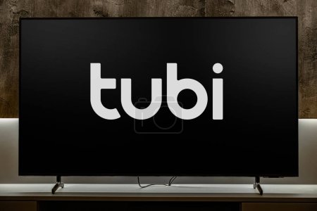 Téléchargez les photos : POZNAN, POL - MAR 01, 2024 : Téléviseur à écran plat affichant le logo de Tubi, une plate-forme de contenu par contournement américaine et un service de streaming financé par la publicité appartenant à Fox - en image libre de droit