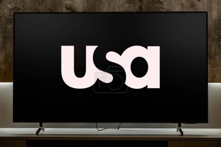 Téléchargez les photos : POZNAN, POL - MAR 01, 2024 : Téléviseur à écran plat affichant le logo de USA Network, une chaîne de télévision payante américaine appartenant au NBCUniversal Cable Entertainment Group - en image libre de droit