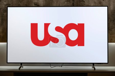 Foto de POZNAN, POL - 01 MAR 2024: Televisor de pantalla plana con el logotipo de USA Network, un canal de televisión de pago estadounidense propiedad de NBCUniversal Cable Entertainment Group - Imagen libre de derechos